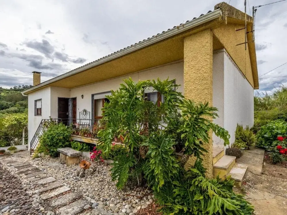 Single-storey house with a flowering garden near Caldas da Rainha