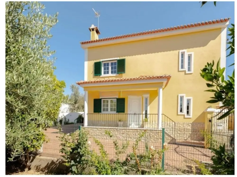 Yellow single-storey house with a covered terrace and garage in Olalhas, Tomar