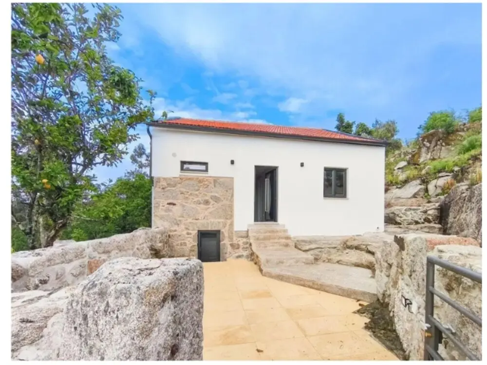 Renovated stone and white house with a garden in Vila de Punhe, Viana do Castelo