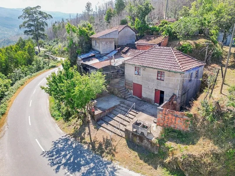 2-bed house with 633 m² of land, Nespereira, Cinfães, Viseu